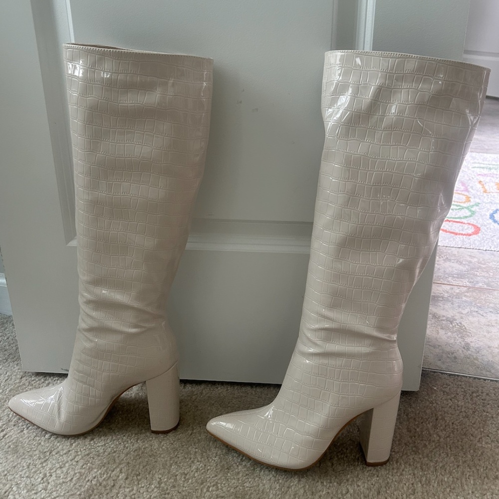 Lulus Cream Croc-Embossed Pointed-Toe Knee High Boots Size 8, never worn